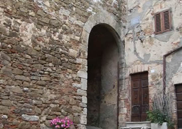 Montemerano - arco di via del castello